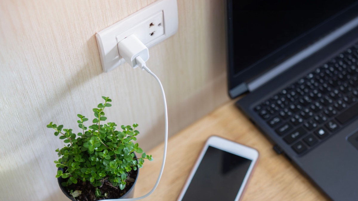 Caricatore usb-c con smartphone e PC